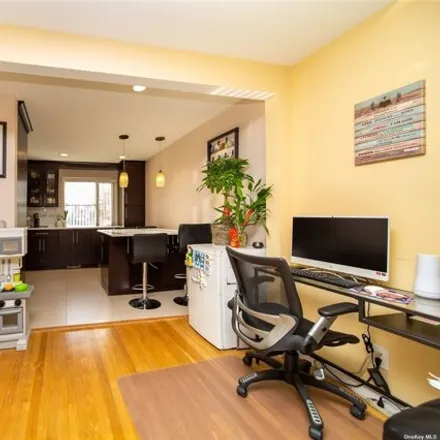 Image 4 - 15-05 Bell Boulevard, New York, NY 11360, USA - Apartment for sale