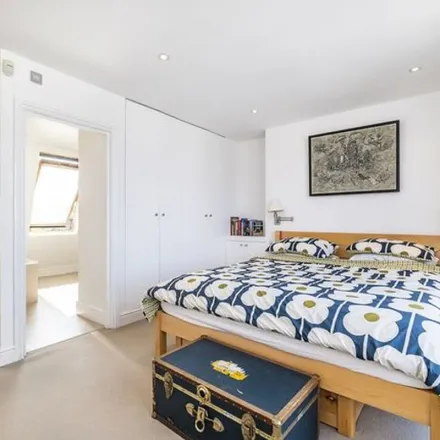 Rent this 5 bed townhouse on Copes in 778 Fulham Road, London