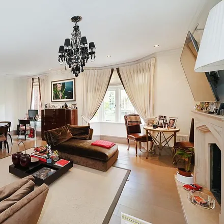 Rent this 3 bed apartment on 1-32 Rose Square in London, SW3 6HP