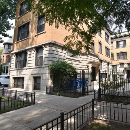 Rent this 4 bed apartment on 710-718 West Buckingham Place in Chicago, IL 60657