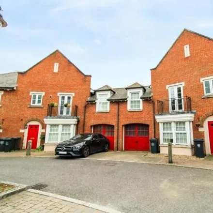 Buy this 3 bed townhouse on Calcroft Avenue in Greenhithe, DA9 9XB
