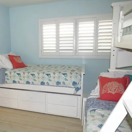 Rent this 3 bed townhouse on Key Largo