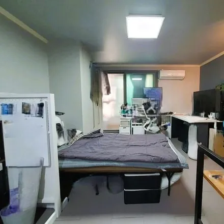 Rent this studio apartment on 서울특별시 송파구 송파동 130-11