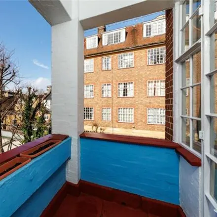 Image 8 - King's Court South, Chelsea Manor Gardens, London, SW3 5EG, United Kingdom - Apartment for sale