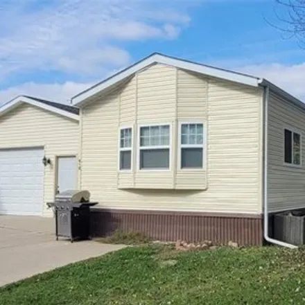 Buy this studio apartment on 910 Spring Ridge Drive in West Lucas Township, IA 52246