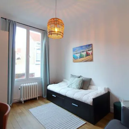 Rent this 3 bed apartment on École fondamentale Saint-Joseph–Saint-Rémy in Rue de l'Intendant - Opzichterstraat 232, 1080 Molenbeek-Saint-Jean - Sint-Jans-Molenbeek