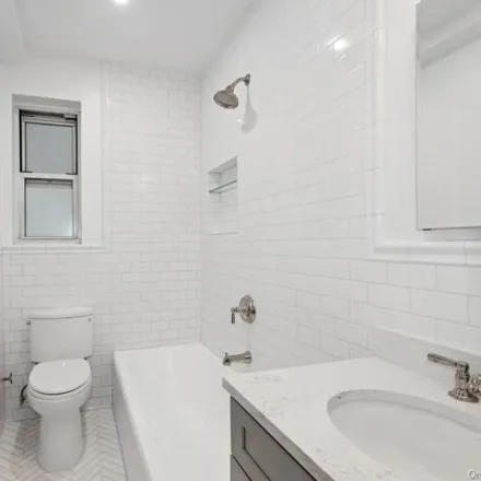 Image 5 - 91 Payson Avenue, New York, NY 10034, USA - Apartment for sale