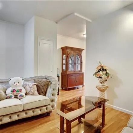 Image 7 - 681 East 38th Street, New York, NY 11210, USA - House for sale