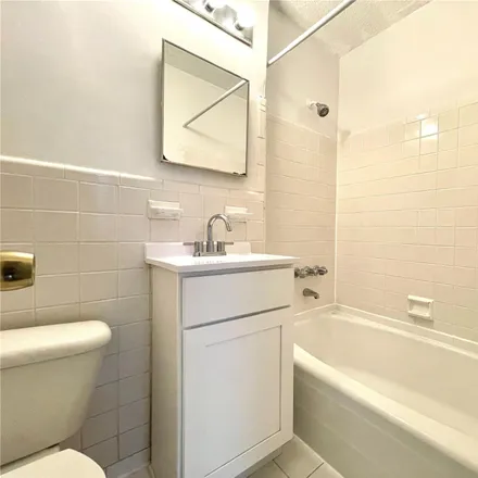 Image 9 - 142-27 Barclay Avenue, New York, NY 11355, USA - Apartment for rent