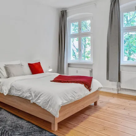 Rent this 4 bed room on Jane-Addams-Schule - Oberstufenzentrum Sozialwesen in Straßmannstraße, 10249 Berlin