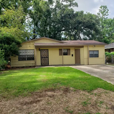 Rent this studio townhouse on 1241 West Chimes Street in Nicholson Estates, Baton Rouge