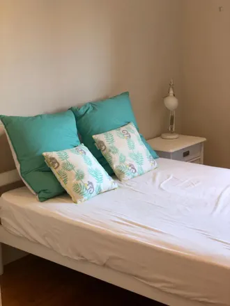 Rent this 5 bed room on Rua de Carlos da Maia in 4200-143 Porto, Portugal