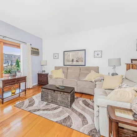 Image 5 - 240 Revere Avenue, New York, NY 10465, USA - Townhouse for sale
