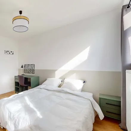 Rent this 5 bed room on Avenue de la Topaze - Topaaslaan 34 in 1030 Schaerbeek - Schaarbeek, Belgium