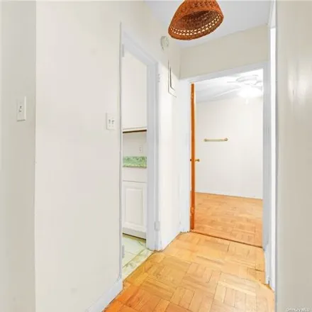 Image 9 - 66-15 Thornton Place, New York, NY 11374, USA - Apartment for sale