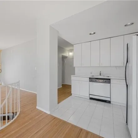 Image 5 - 22 Hitchings Avenue, New York, NY 11235, USA - Condo for sale