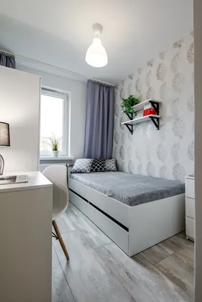 Rent this 5 bed room on Jana Nagórskiego 5 in 03-982 Warsaw, Poland