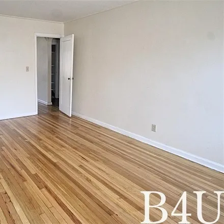 Image 6 - 1393 East 51st Street, New York, NY 11234, USA - Townhouse for sale