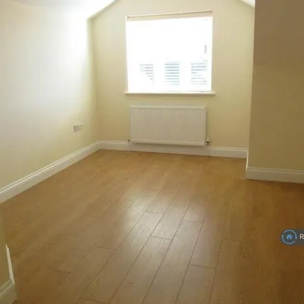 Image 7 - Plumberow Avenue, Hockley, SS5 5AA, United Kingdom - Apartment for rent