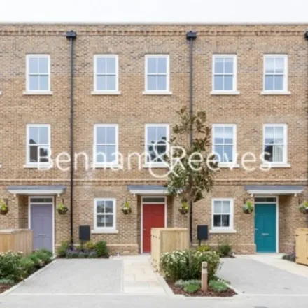 Image 8 - Pembroke Lodge Gardens, Poet's Corner, London, TW10 5HX, United Kingdom - Townhouse for rent