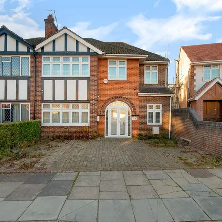 Rent this 5 bed duplex on Gibbon Road in London, W3 7AE