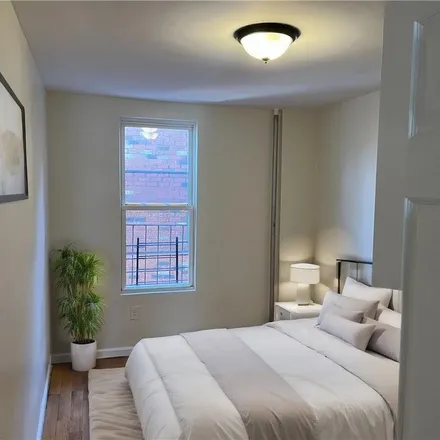 Rent this 3 bed apartment on 3663 Bronxwood Avenue in New York, NY 10467