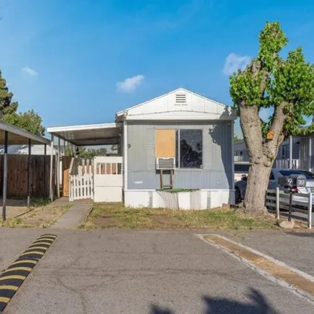 Buy this studio apartment on 518 Dorothy Street in Kern County, CA 93306