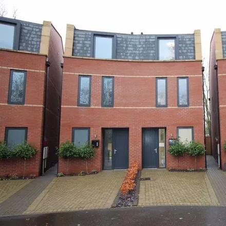 Rent this 4 bed duplex on 13 The Curve in Grimsby, DN32 0BE