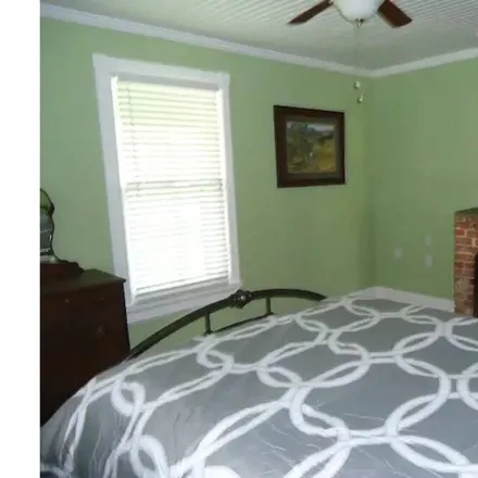 Rent this 3 bed house on Fayetteville in WV, 25840