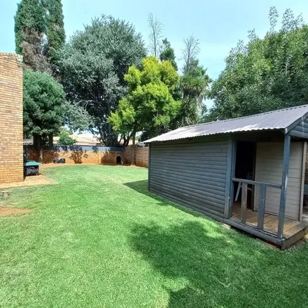 Rent this 3 bed apartment on Farquharson Road in Sunair Park, Gauteng