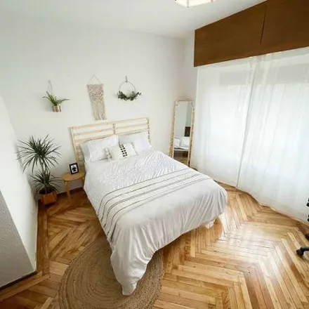 Image 4 - Calle de Vicente Gaceo, 17, 28029 Madrid, Spain - Apartment for rent