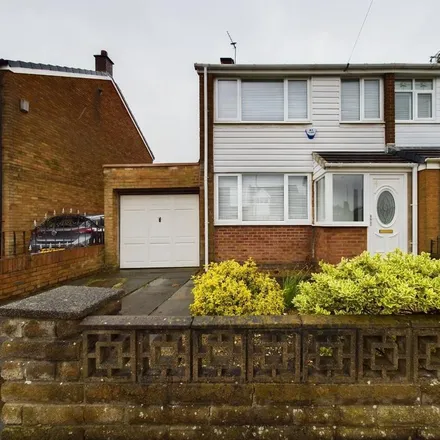 Rent this 3 bed duplex on North Mount Road in Knowsley, L32 2BQ