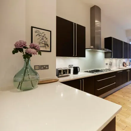 Rent this 4 bed townhouse on 41 Albion Street in London, W2 2AU