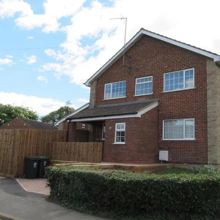 Rent this 3 bed duplex on Byron Crescent in Rushden, NN10 6BL