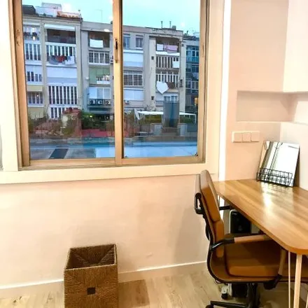 Rent this 3 bed room on Carrer d'Aribau in 84, 08001 Barcelona