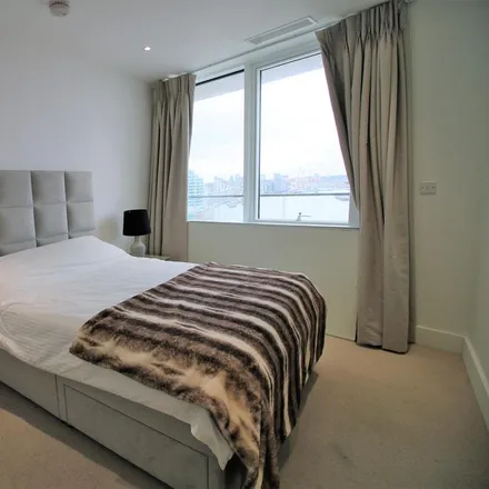 Image 4 - Lombard Wharf, 12 Lombard Road, London, SW11 3FU, United Kingdom - Apartment for rent