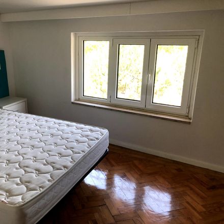Rent this 5 bed room on Rua Comissão de Iniciativa in 2400 Leiria, Portugal