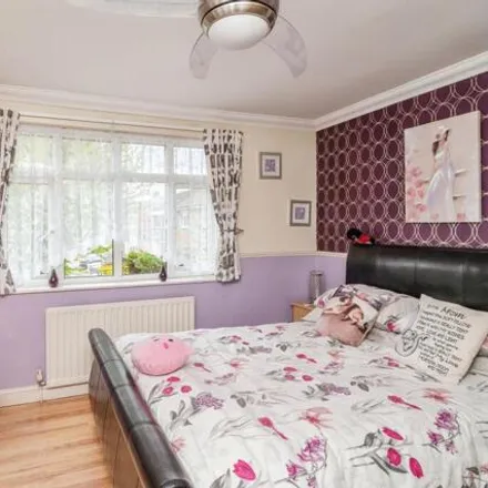 Image 7 - unnamed road, Basildon, SS16 5DH, United Kingdom - Townhouse for sale