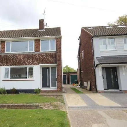 Rent this 3 bed duplex on Fairfield Rise in Billericay, CM12 9NP