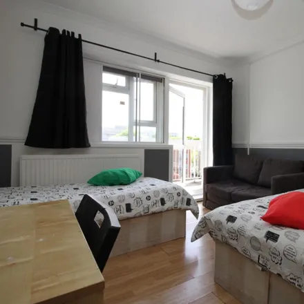 Image 3 - Roche House, Beccles Street, Bow Common, London, E14 8HD, United Kingdom - Room for rent