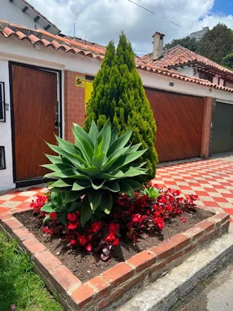 Rent this 4 bed house on Calle 127D in Usaquén, 110121 Bogota