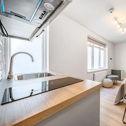 Rent this studio apartment on 11 Queen's Gardens in London, W2 3BE