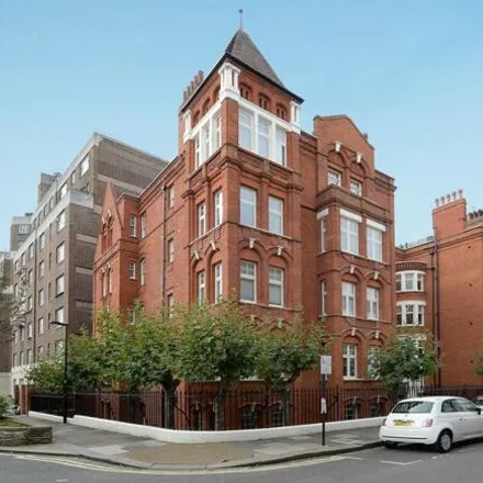 Rent this 3 bed apartment on HAMLET GARDENS in Londres, London