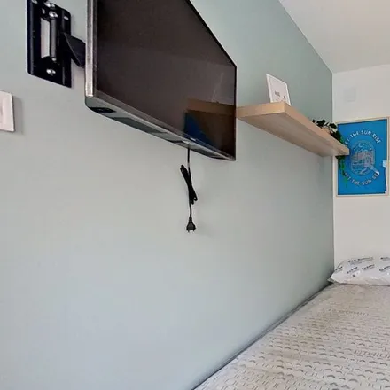 Rent this 6 bed room on Paseo de Ruiseñores in 2, 50006 Zaragoza