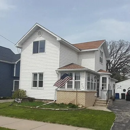 Buy this 4 bed house on 428 West 12th Avenue in Oshkosh, WI 54902