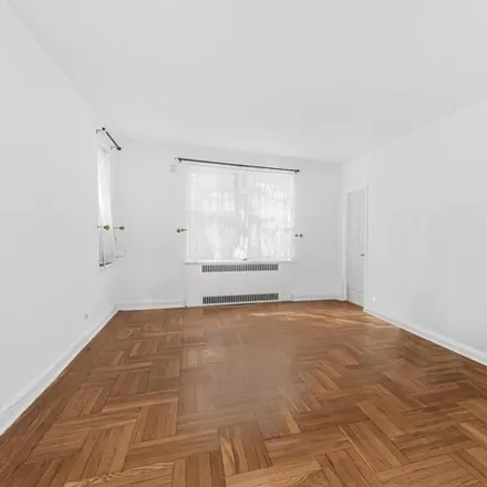Image 7 - 3015 Riverdale Avenue, New York, NY 10463, USA - Apartment for sale