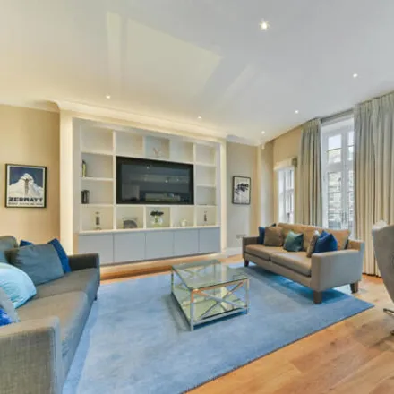 Rent this 3 bed apartment on Starbucks in Strand, London