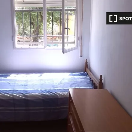 Rent this 3 bed room on Farmacia La Carrasca in Calle Abogado Rafael Medina, 2