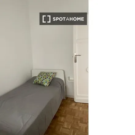 Rent this 3 bed room on Madrid in María Alves, Calle de Donoso Cortés