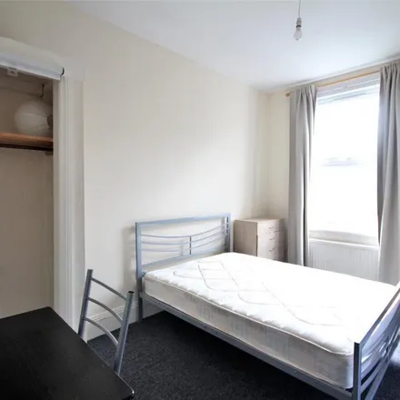 Image 2 - 62 Romilly Road, London, N4 2EF, United Kingdom - Apartment for rent
